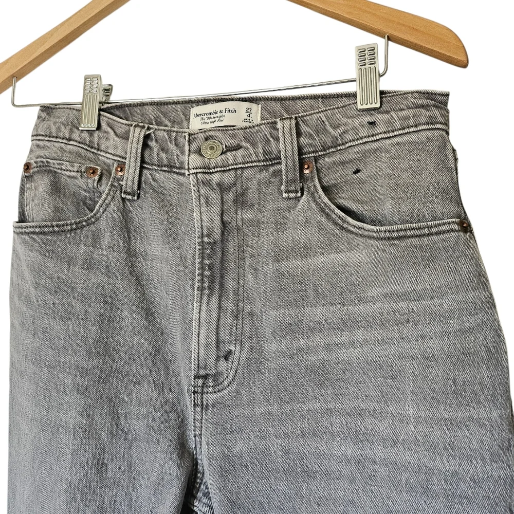 Abercrombie & Fitch Curve Love 90s Straight Ultra High Rise Jeans, Gray, 27/4 - Picture 5 of 10